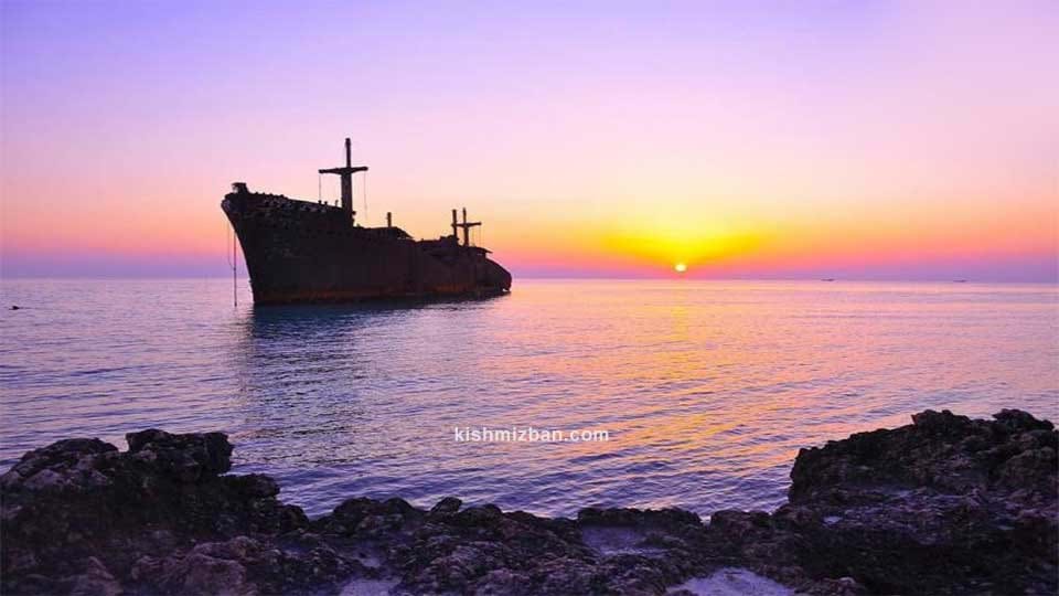 غروب آفتاب در کشتی یونانی